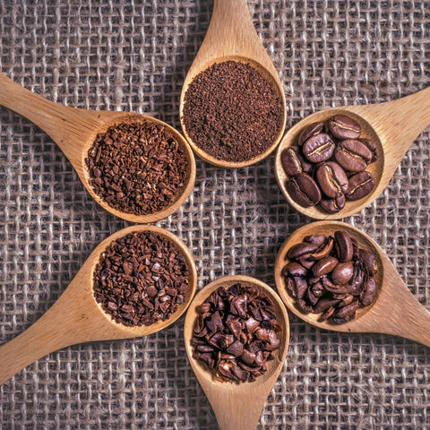 6 wooden spoons each containing coffee grounds in various grind sizes